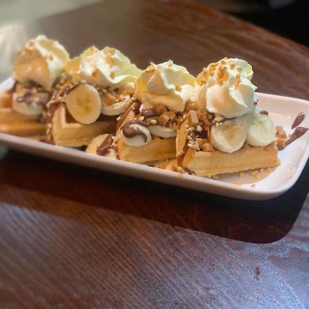 Crown At Worthington Hotel スタンディッシュ エクステリア 写真